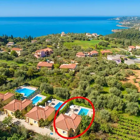 Russa Alekos Βίλα Τραπεζάκι